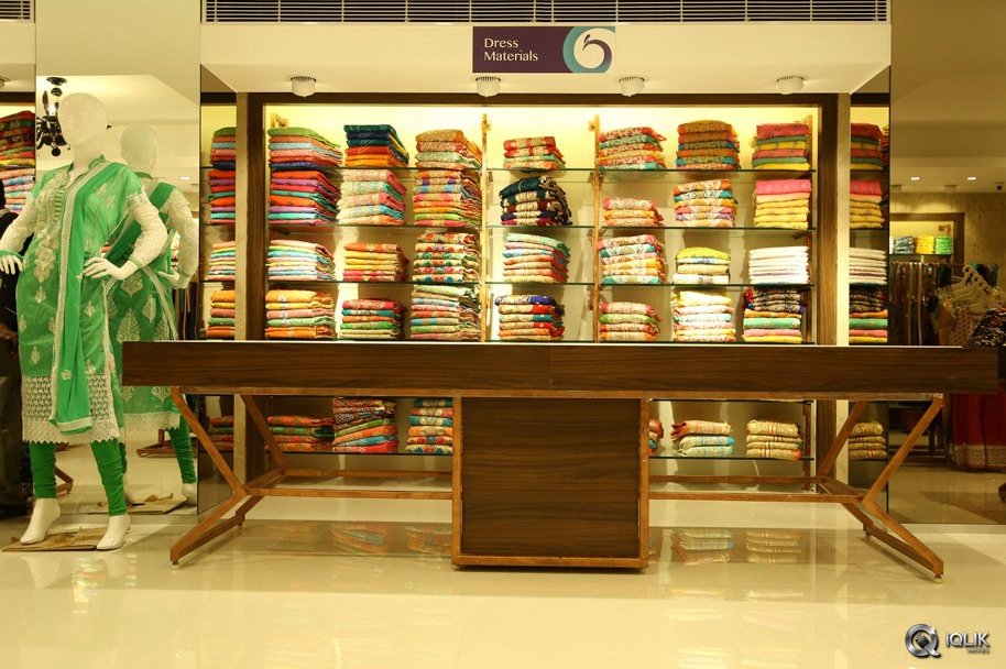 Raashi-Khanna-Launches-Kasam-Pullaiah-Cloth-Merchant-in-Warangal